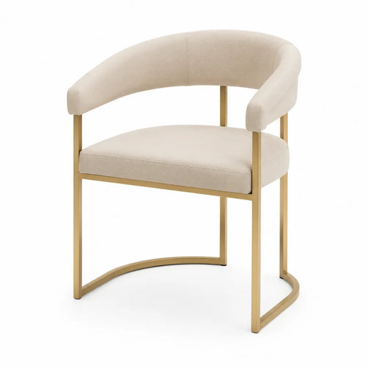 Silla de comedor con estructura metálica dorada y tapizado de tela beige, diseño curvo