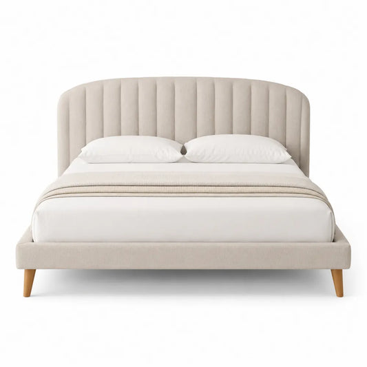 Cama tapizada beige con cabecero de madera de haya