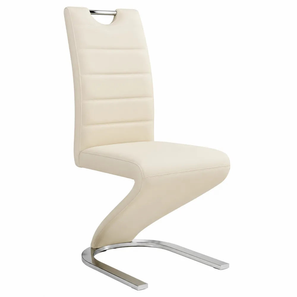 Silla de piel sintética beige con estructura de metal cromado